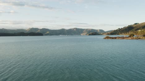 Tiro-De-Dron-De-Gansos-En-La-Bahía-Mientras-Se-Pone-El-Sol