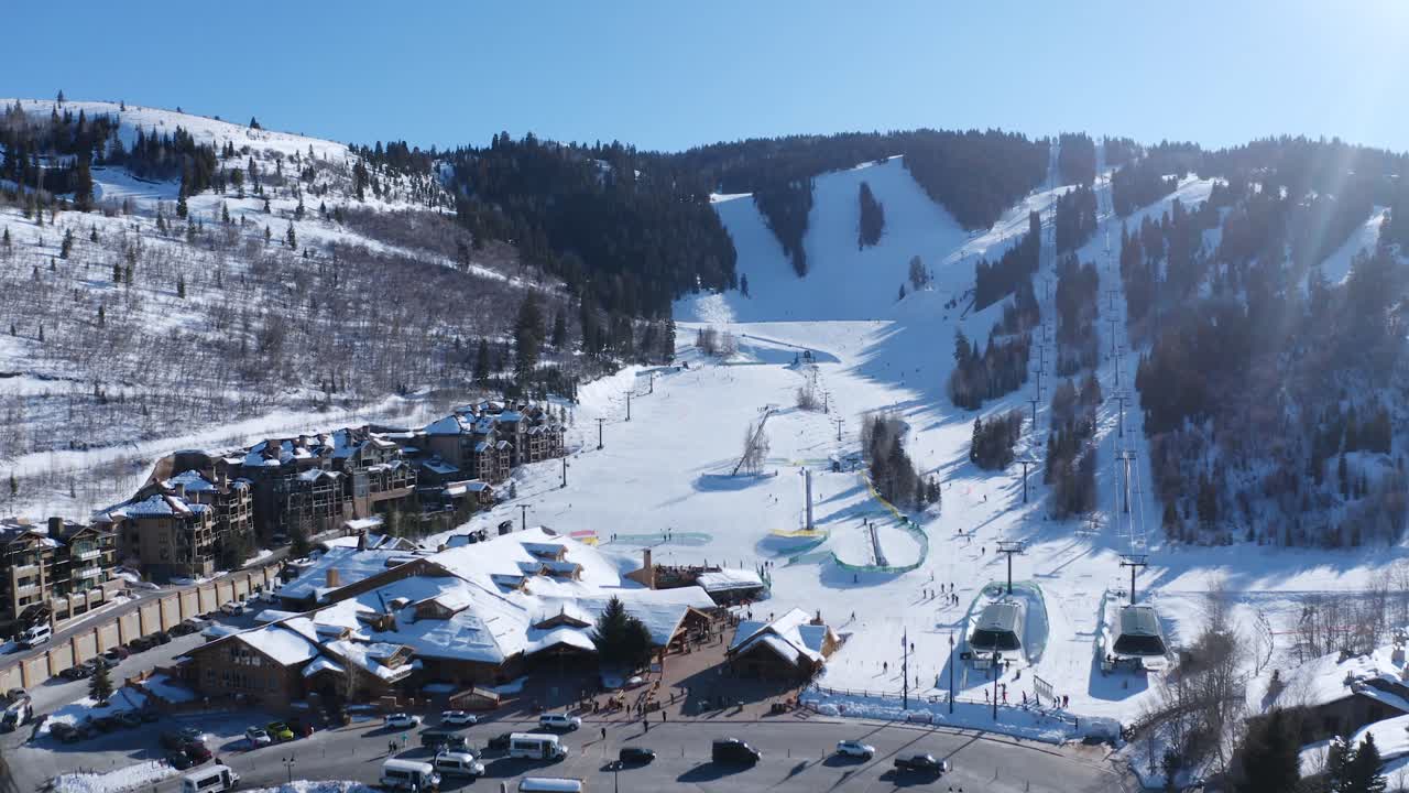 pintoresco tiro aéreo de drones de los tejados de las casas y caminos cubiertos de nieve sobre park city, utah, ee.uu. en una mañana fría e invernal