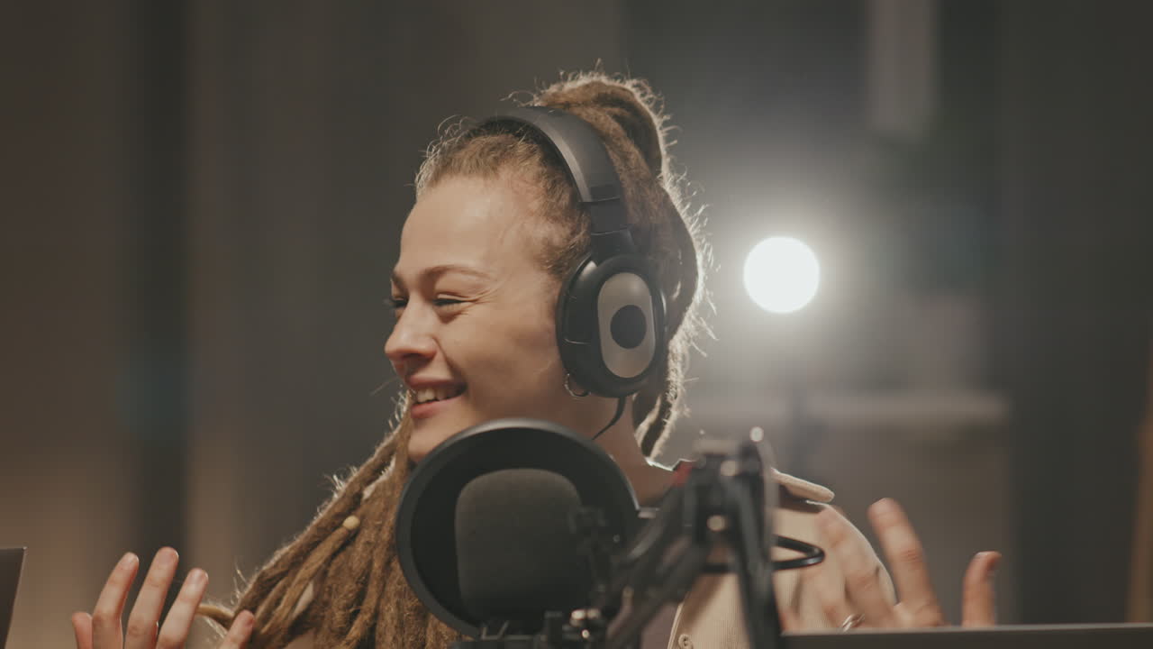 Kvinde med dreadlocks er vært for podcast