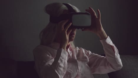 Senior-woman-in-VR-headset