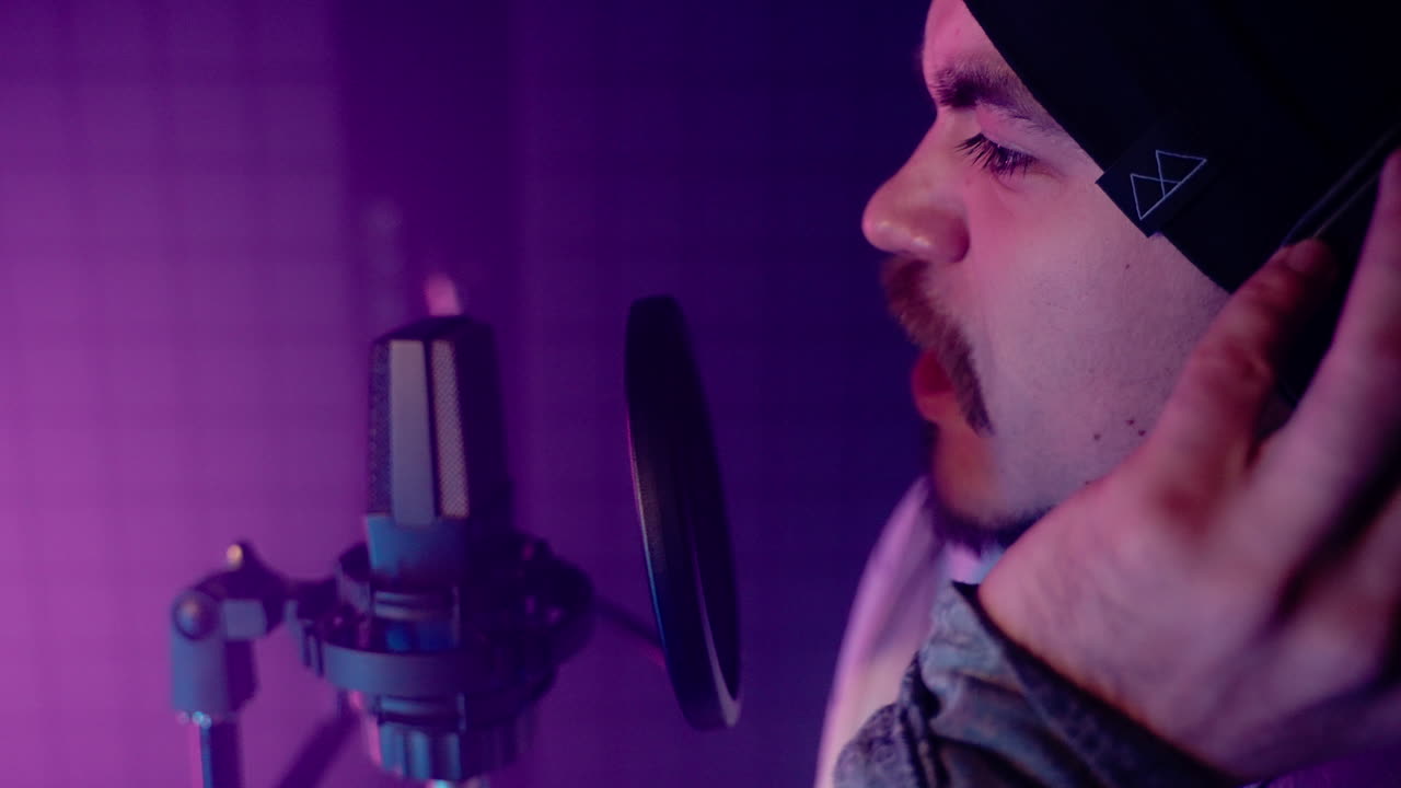 hombre grabando voces en un estudio