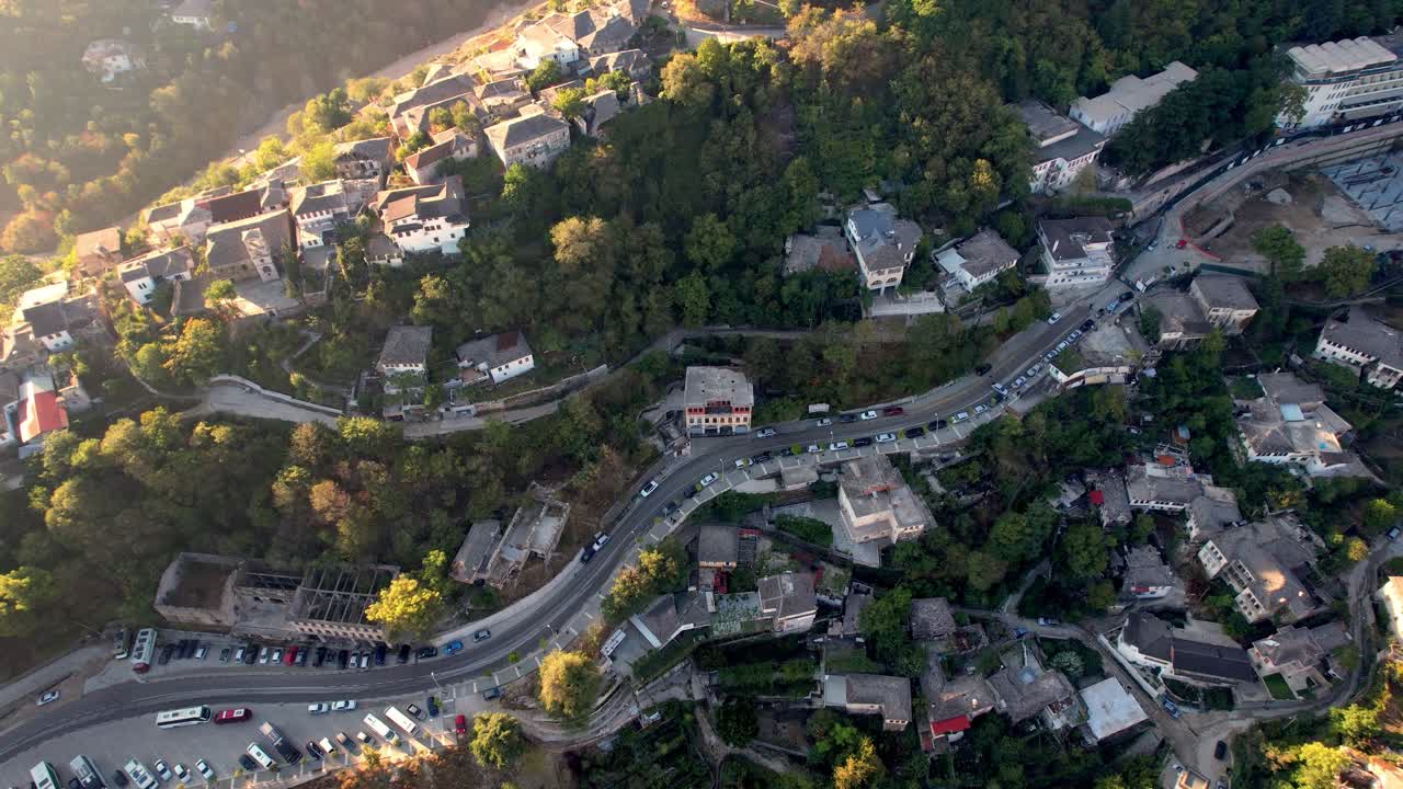 abajo de la cima de la ciudad medieval gjirokaster durante el amanecer con el castillo