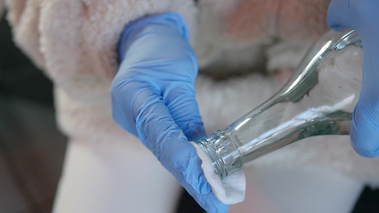 primer plano preparando algodón estéril mientras se prepara para extraer sangre en una clínica médica