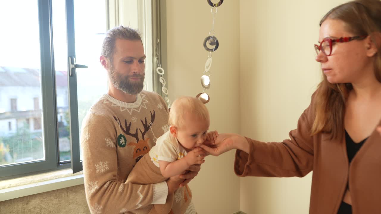Aile Bebeği Besliyor