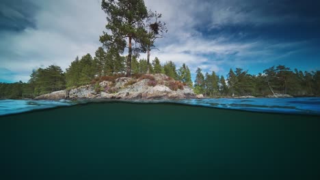 Eine-Kiefer-Auf-Der-Felsigen-Insel-über-Dem-Ruhigen-Wasser