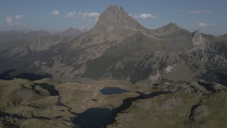 Imágenes-De-Drones-De-Los-Lagos-De-Ayous-Frente-Al-Pico-De-Ayous-En-Las-Montañas-De-Los-Pirineos