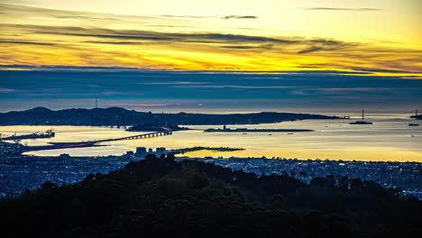 Timelapse-Del-Cielo-Dorado-Del-Atardecer-Sobre-San-Francisco---Puente-De-La-Bahía-De-Oakland,-Estados-Unidos