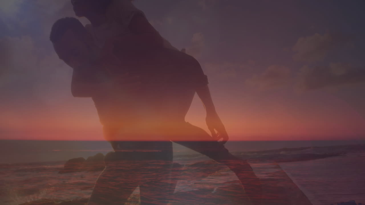 해변에 있는 두 인종의 커플의 애니메이션과 미국 발