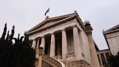 Biblioteca-Nacional-En-Atenas,-Grecia-En-Un-Día-Nublado