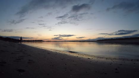 Wunderschöner-Sonnenuntergang-Im-Zeitraffer,-Aufgenommen-Am-Strand-Von-Malahide