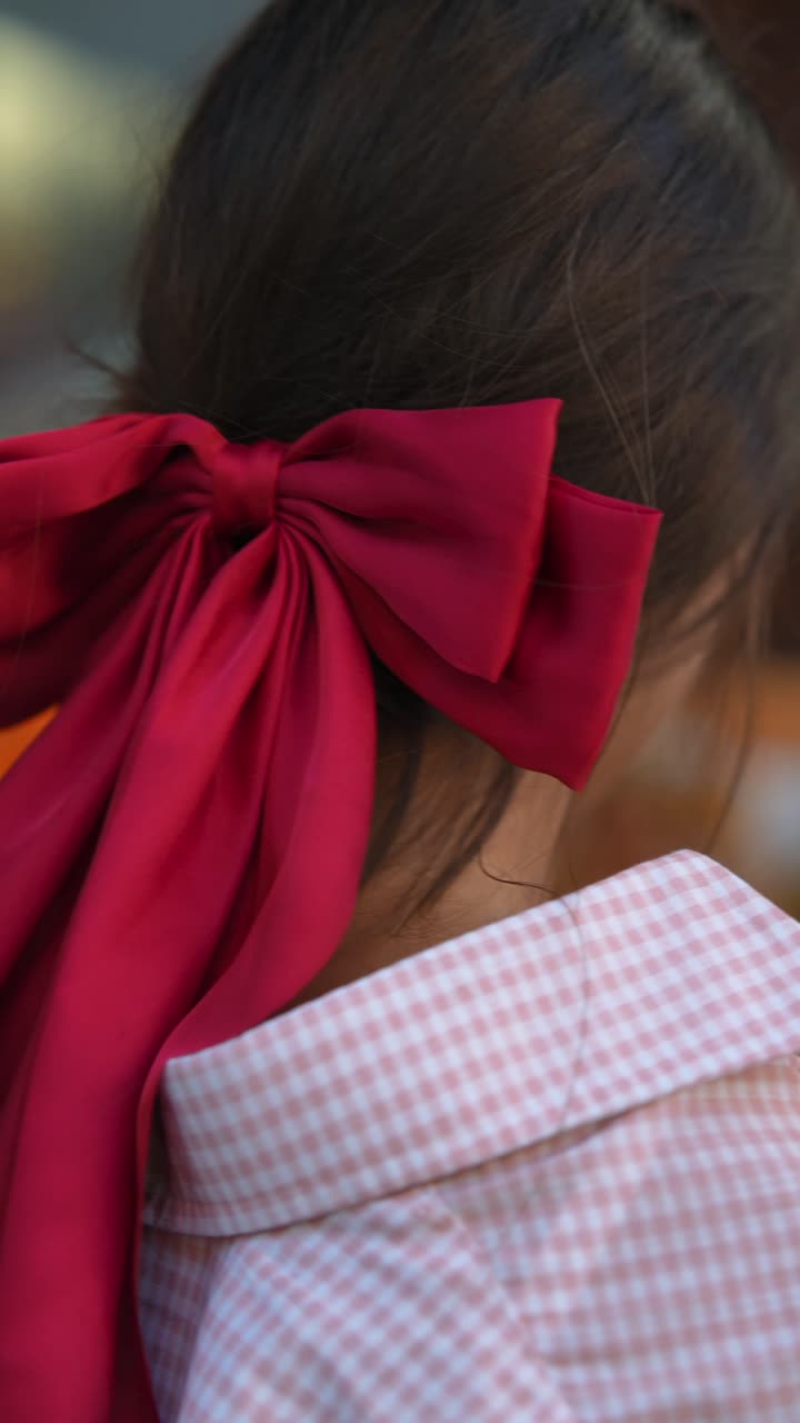 과일 상점 에 있는 여자