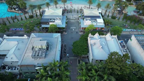 Drohnenaufnahme-Des-Strandes-Und-Der-Parklandschaft-Am-Südufer-Der-Stadt-Brisbane
