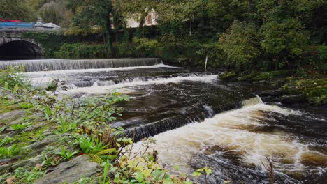 Der-Fluss-Tavy-Rauscht-über-Ein-Wehr,-Nachdem-Er-Die-Marktstadt-Tavistock-In-Devon-Im-Vereinigten-Königreich-Passiert-Hat