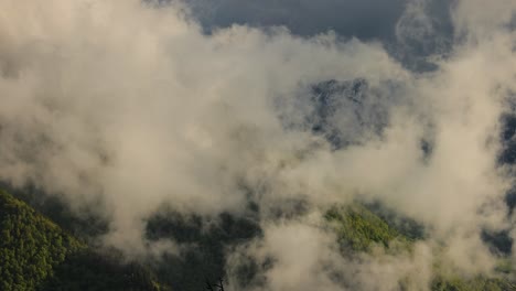paisaje de vista superior de nubes de montaña. hermosa naturaleza paisaje natural