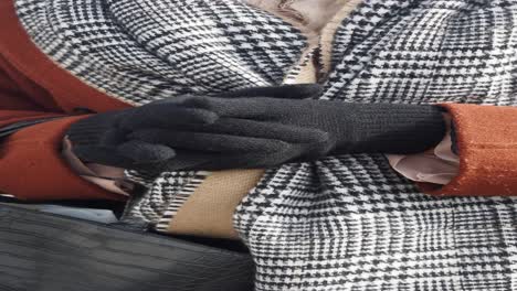 guantes negros, abrigo rojo y bufanda a cuadros moda de invierno