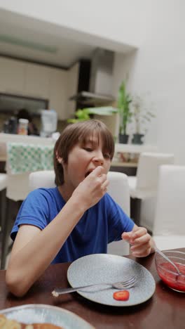 un niño desayunando.