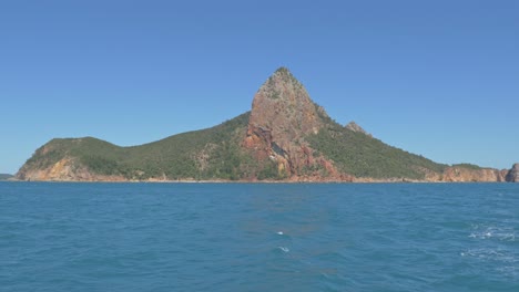vista lejana de la isla de pentecostés en medio del agua azul del mar de coral en whitsundays, qld, australia del norte