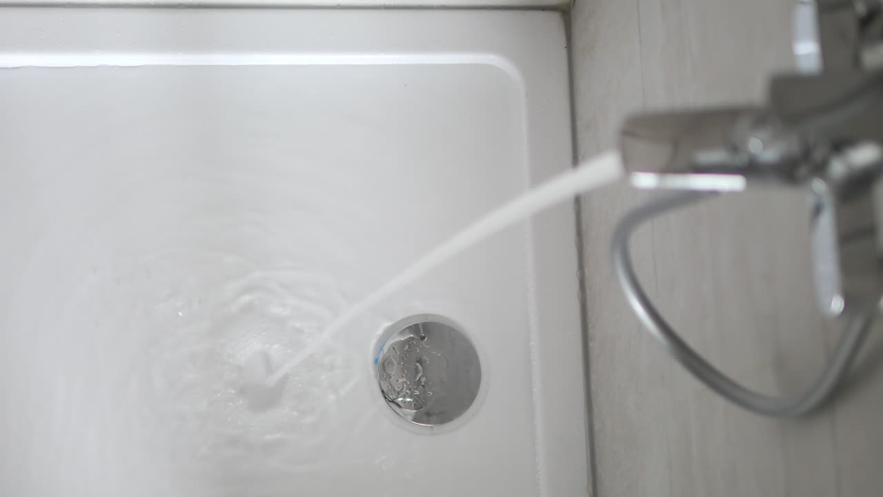 agua corriendo en un fregadero del baño