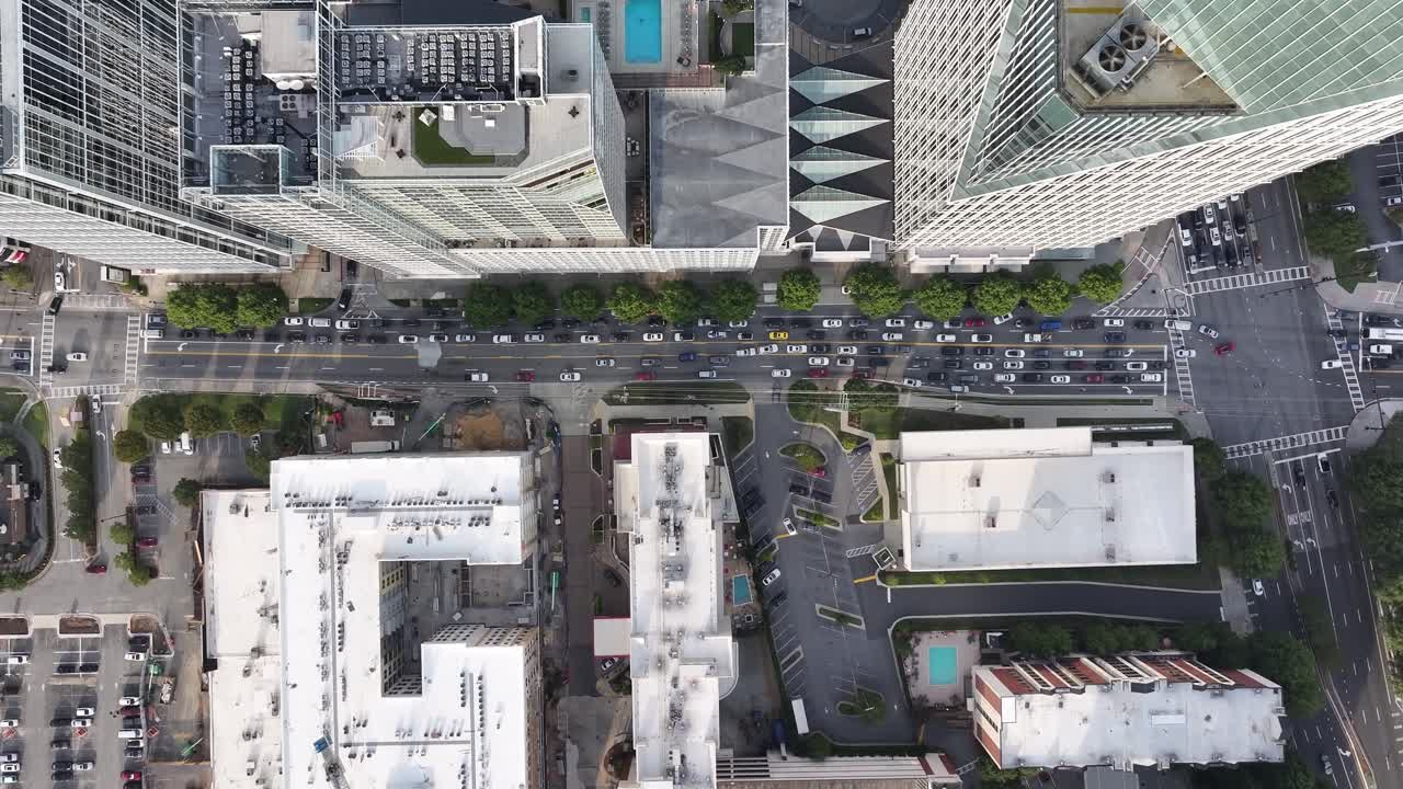 Vista aérea de arranha-céus urbanos e rua movimentada. Aberturas de exaustão de ar condicionado no telhado de um edifício na linha do horizonte, Atlanta, Geórgia, EUA.
