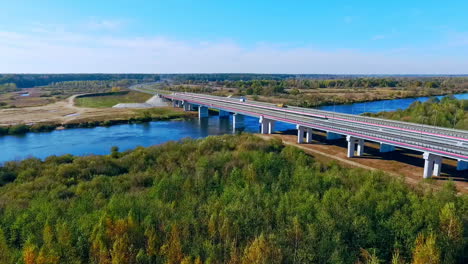 Luftbrückenlandschaft.-Luftstraßenbrücke.-Autobahnstraße-über-Dem-Fluss