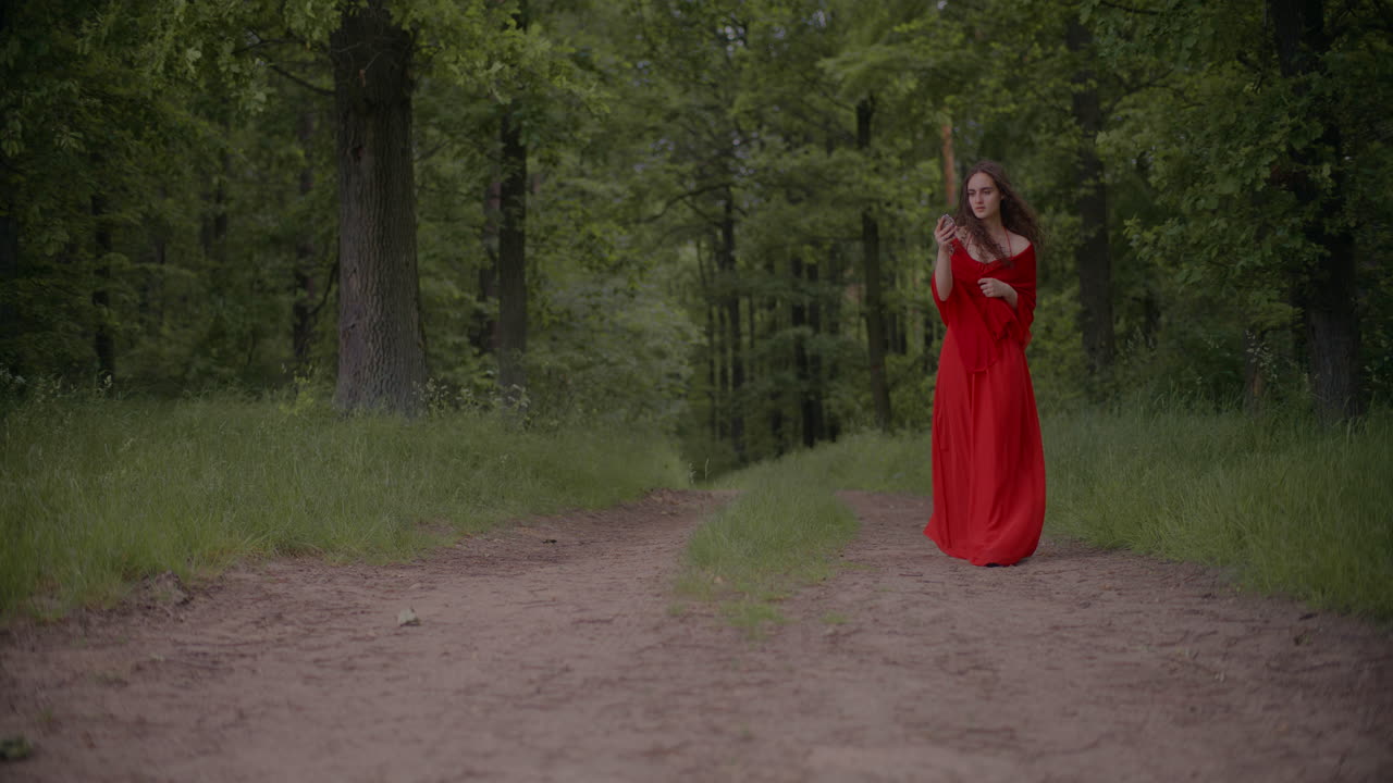 빨간 옷을 입은 여자 가 거울 을 보고 있다