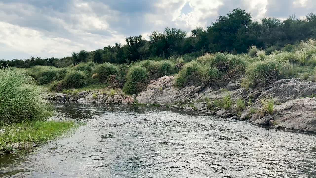 Fiume tranquillo che scorre tra le montagne in campagna