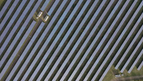 Vista-Aérea-Volando-Sobre-La-Granja-De-Paneles-Solares-En-Un-Día-Soleado,-El-Futuro-De-La-Energía-Renovable-Verde-Es-El-Sol