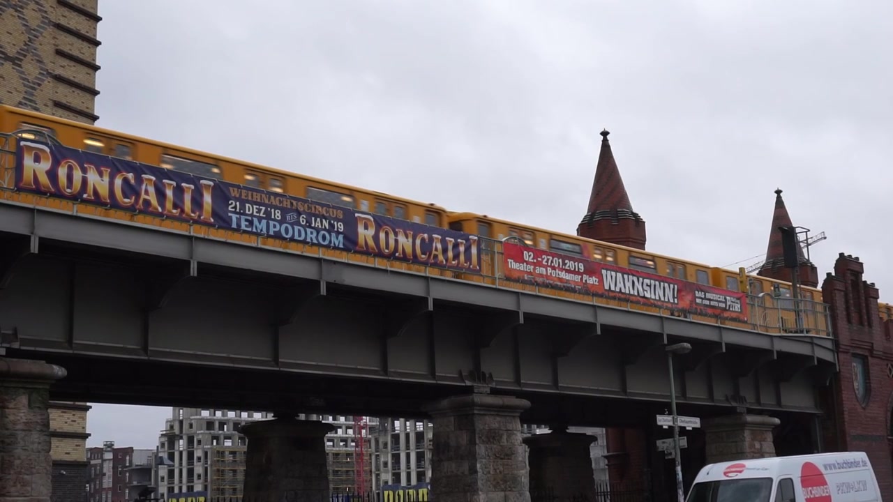 Treno giallo nell'architettura sovietica di Berlino Est