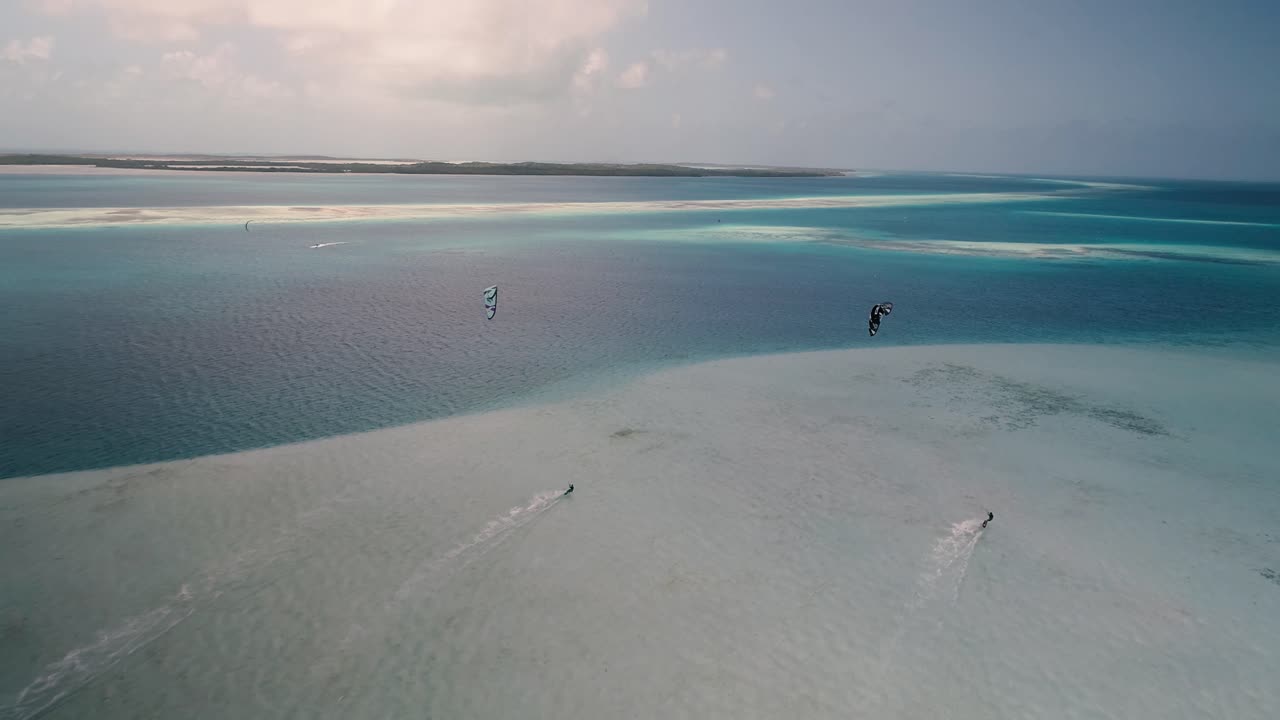 Kitesafari, luftfoto af Sebastopol med kites, der sejler, Los Roques.