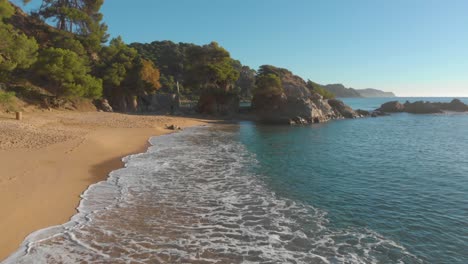 Luftaufnahmen,-Strand,-Europa,-Türkisfarbener-Wasserfelsen,-Sand,-Vegetation,-Transparentes-Wasser