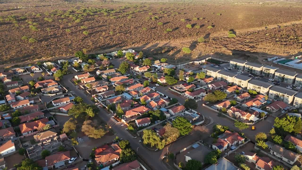 VISTA AÉREA EM 4K DE EDIFÍCIOS E HABITAÇÕES EM UMA CIDADE AFRICANA - Gaborone Botsuana