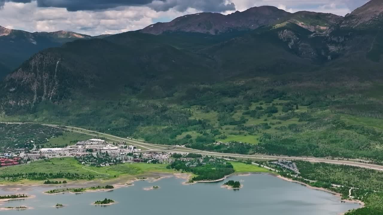 Khung cảnh núi và hồ gần Estes Park ở Colorado, Hoa Kỳ