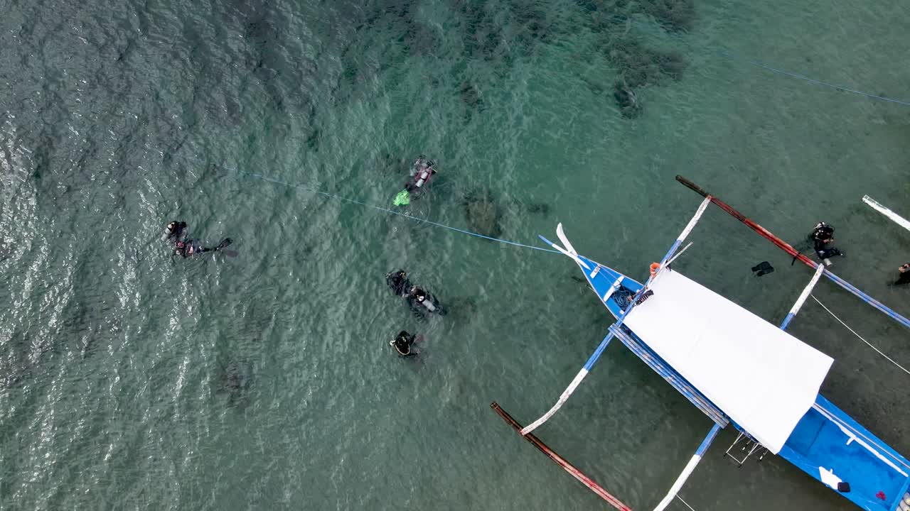 보트 공중 드론 탑 샷 4k 옆에 있는 스쿠버 다이버