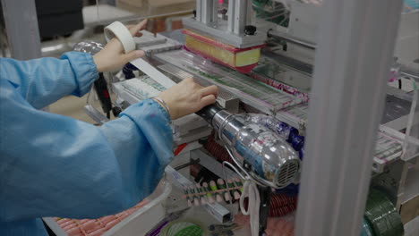 trabajador en una fábrica de impresión en china
