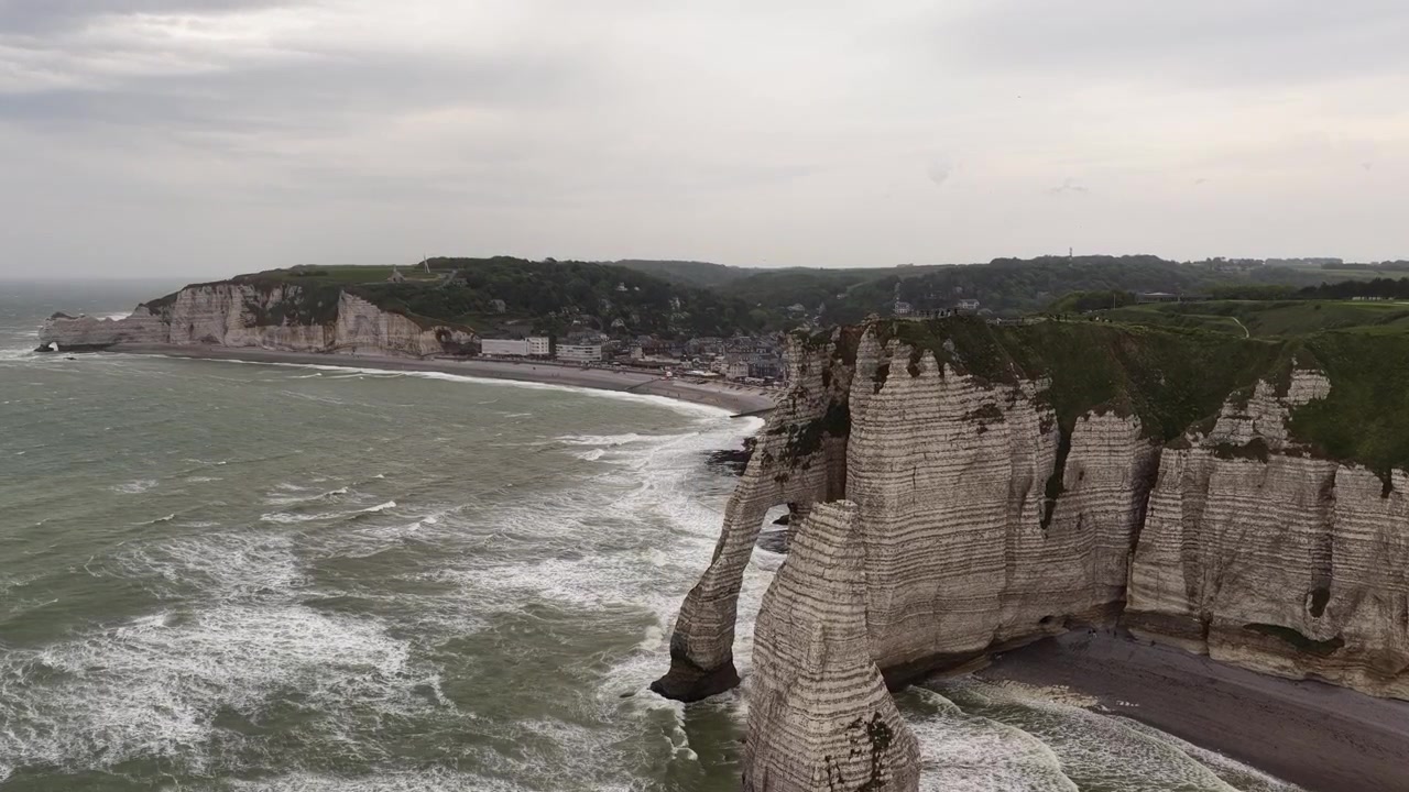 Falaises d'Étretat en Normandie, France, sur la Côte d'Albâtre, vues par drone depuis la Manche.
