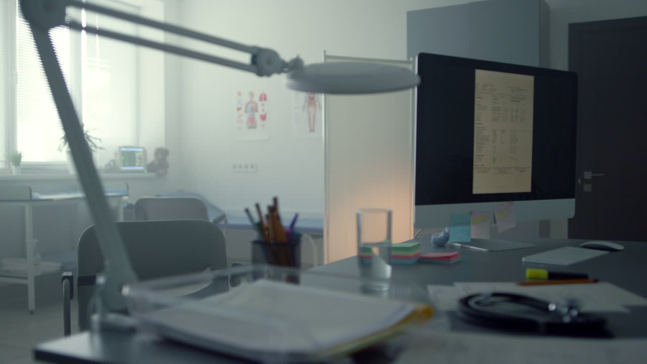 Primo piano della scrivania confortevole di un medico. Computer moderno su tavolo medico.