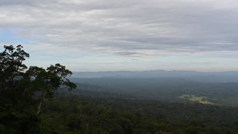 Aléjese-De-Este-Hermoso-Paisaje-Mientras-Las-Nubes-Se-Alejan-Y-Un-árbol-A-La-Izquierda-Cuando-La-Cámara-Se-Aleja,-Parque-Nacional-Khao-Yai,-Tailandia