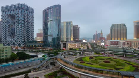 hora de puesta de sol iluminación ciudad de macau famoso tráfico calle círculo famosos hoteles panorama timelapse 4k china