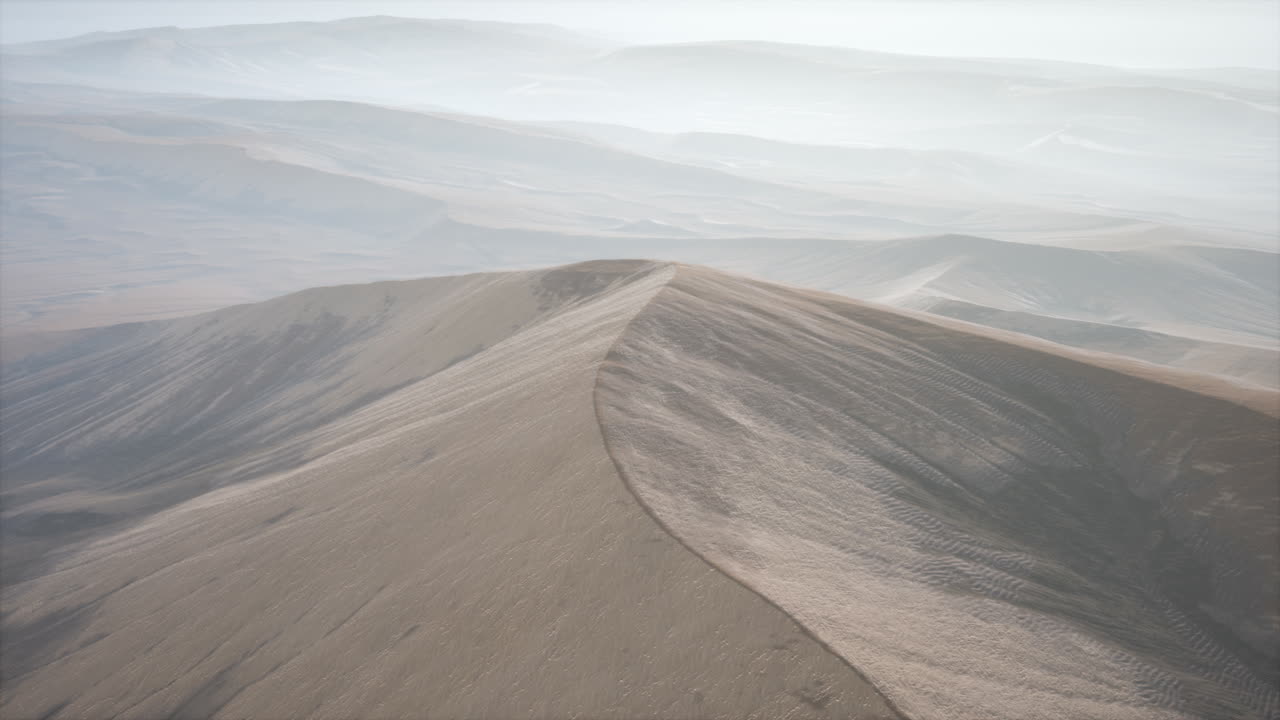 안개 속 의  ⁇ 은 모래 사막 모래 언덕