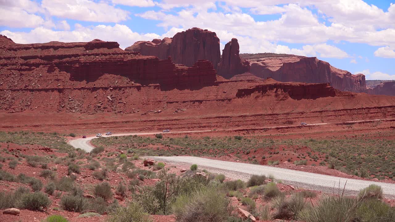 los turistas conducen a través del valle del monumento utah
