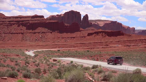 Los-Turistas-Conducen-A-Través-Del-Valle-Del-Monumento-Utah