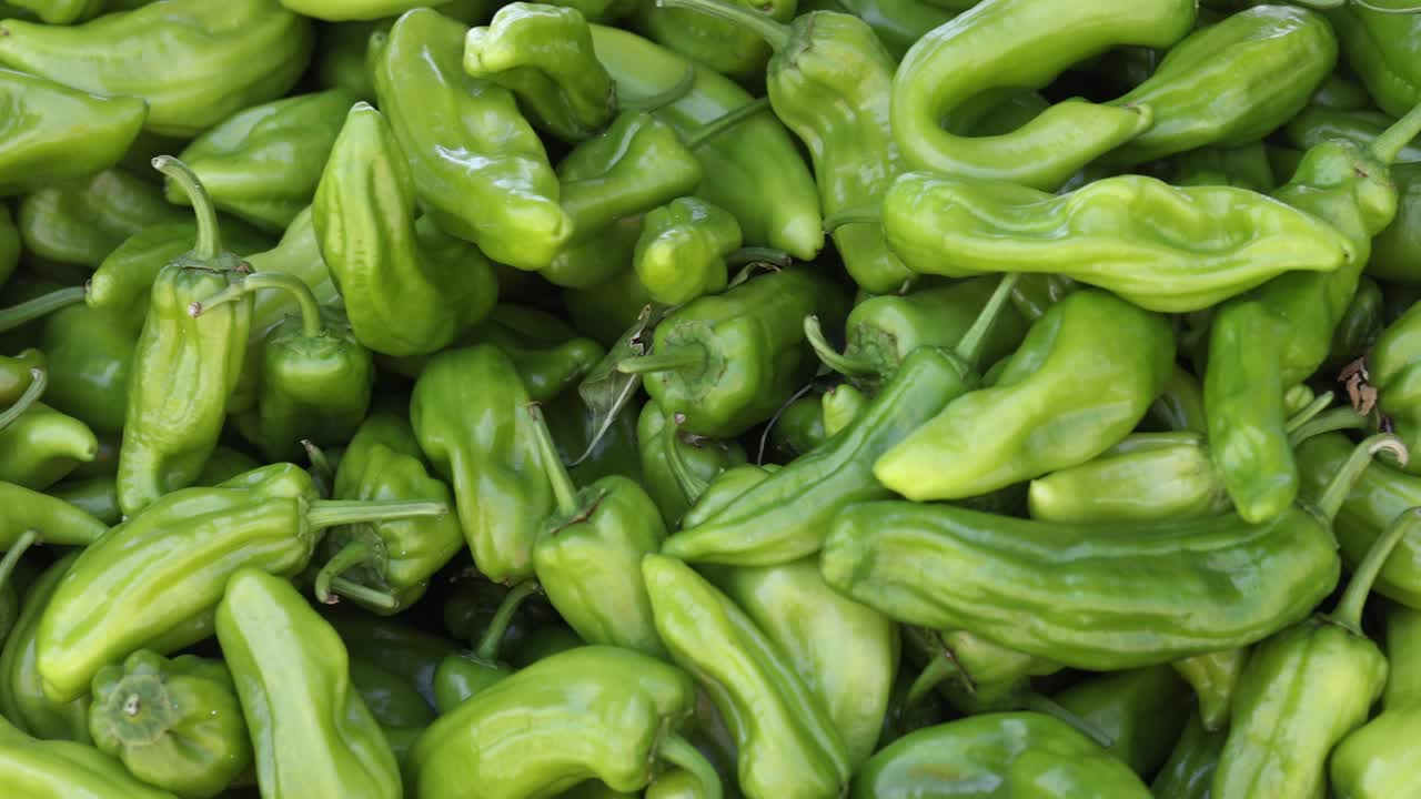un montón de pimientos verdes