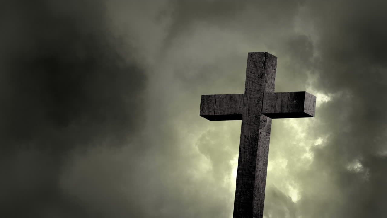 나무 크리스천과 폭풍우 구름의 애니메이션이 하늘을 배경으로 움직입니다.