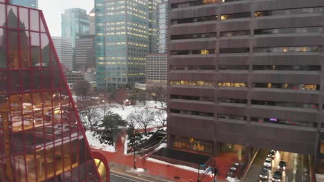 imágenes aéreas de edificios en el centro de minneapolis durante un día lluvioso, cámara retrocediendo