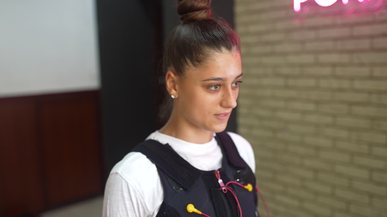 mujer con chaleco de fitness durante la sesión de entrenamiento