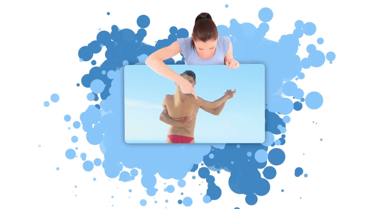 춤추는 부부를 보여주는 여성