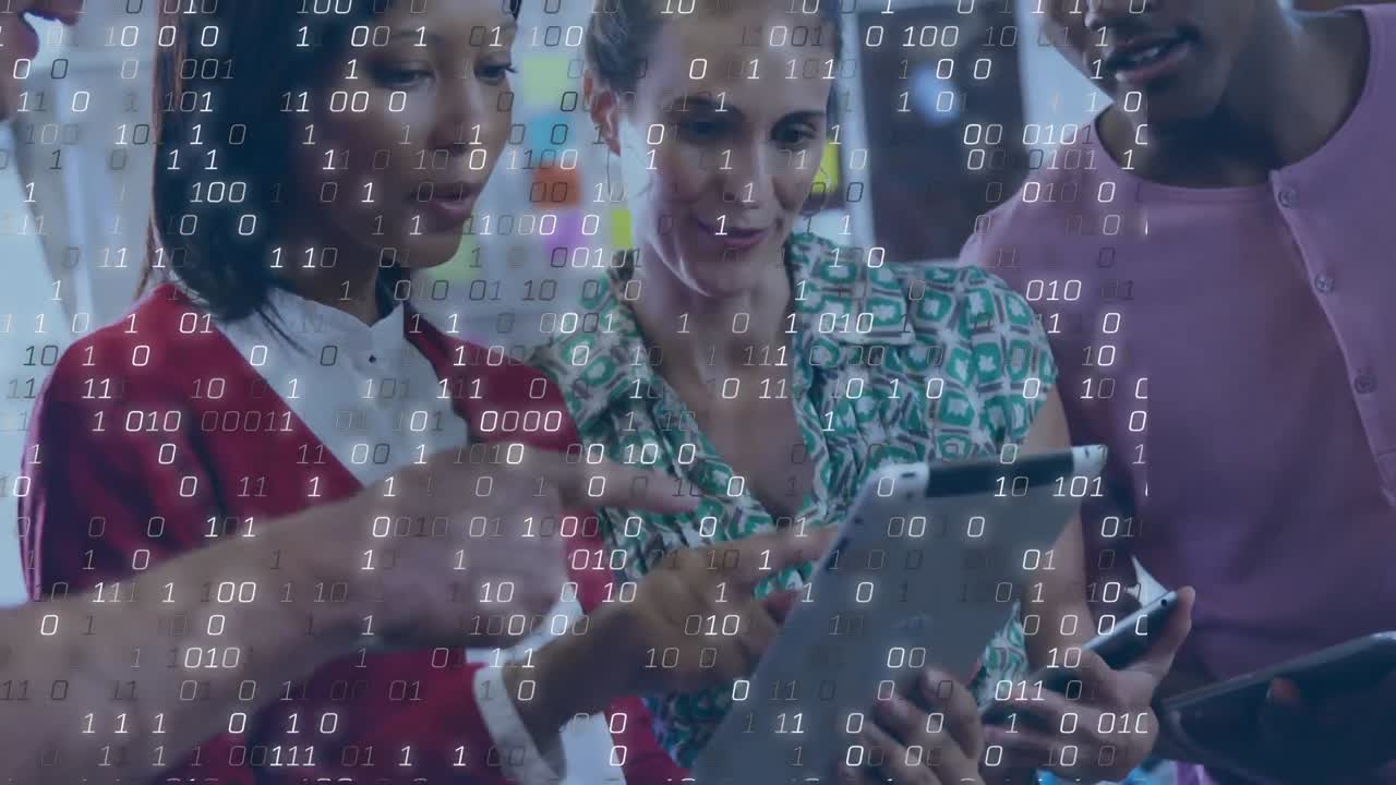 animación de codificación binaria y procesamiento de datos sobre mujer de negocios usando tableta.
