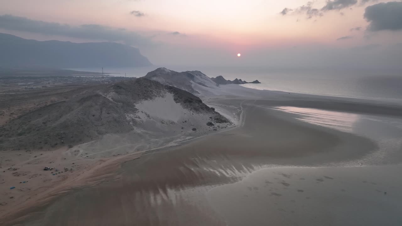 vista aérea de la montaña en la laguna de detwah durante la puesta de sol en la isla de socotra, yemen