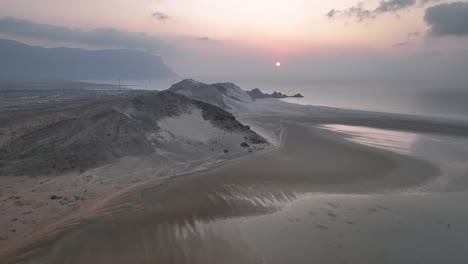 Vista-Aérea-De-La-Montaña-En-La-Laguna-Detwah-Durante-La-Puesta-De-Sol-En-La-Isla-De-Socotra,-Yemen