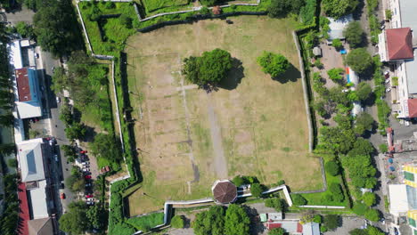 Vista-Aérea-De-Las-Paredes-Y-El-Interior-Del-Fuerte-Vasenburg-En-Surakarta,-Java,-Indonesia